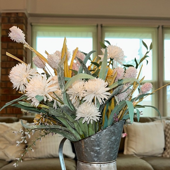 Rustic Metal Vase with beautiful artificial flowers - Picture 5 of 9